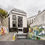 Lazynest - Modern Apartment With Parking & Balcony