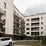 Lazynest - Modern Apartment With Parking & Balcony