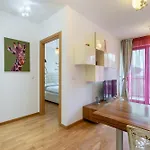 Lazynest - Modern Apartment With Parking & Balcony