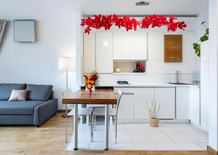 Lazynest - Modern Apartment With Parking & Balcony
