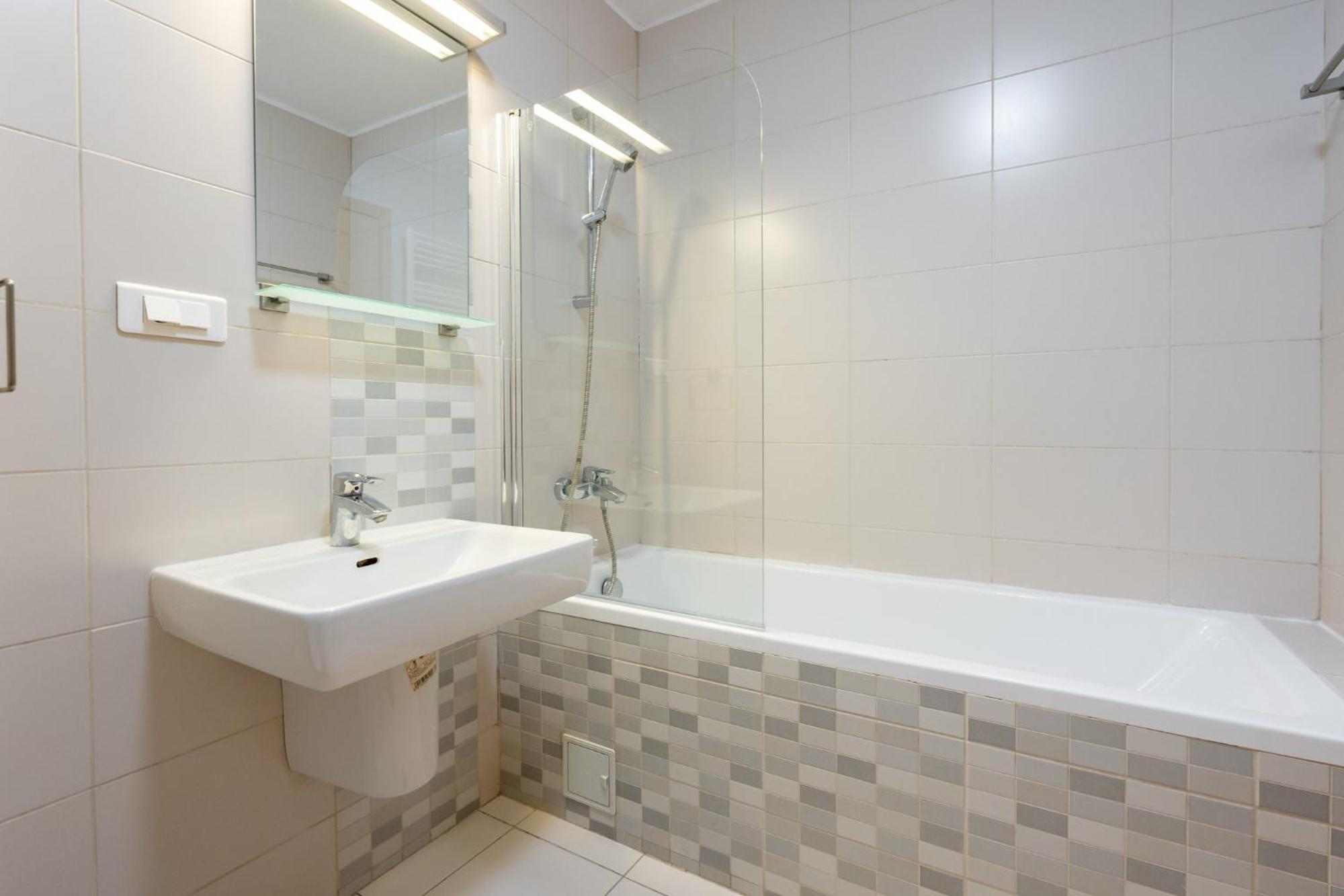 Appartamento Lazynest - Modern With Parking & Balcony