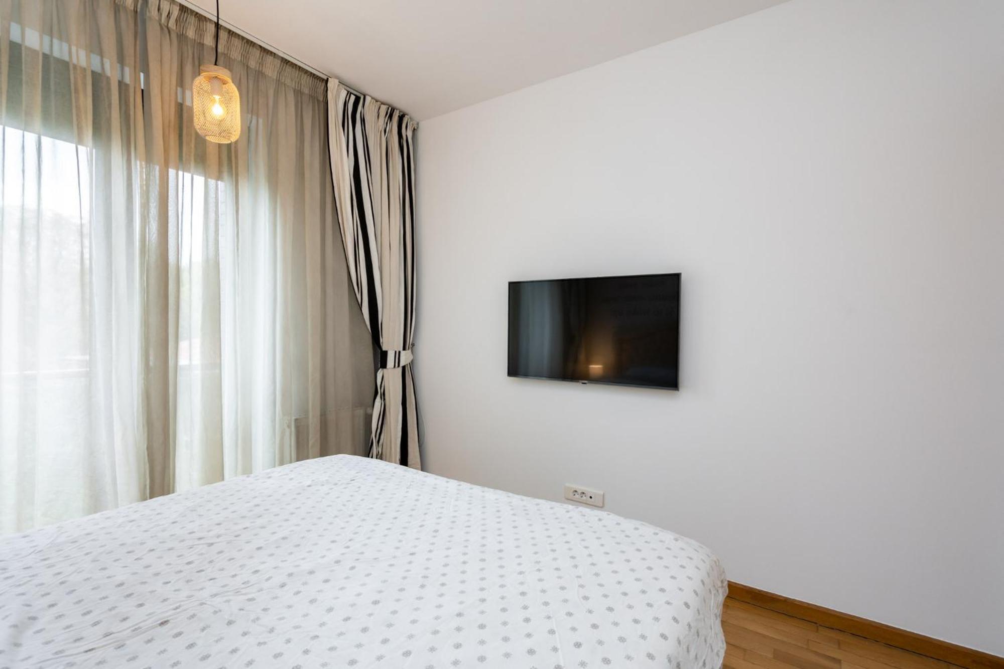 Appartamento Lazynest - Modern With Parking & Balcony Bucarest