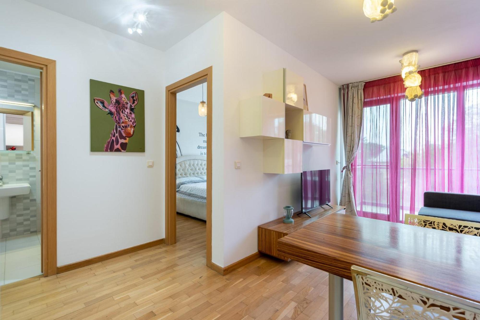 Lazynest - Modern With Parking & Balcony *
