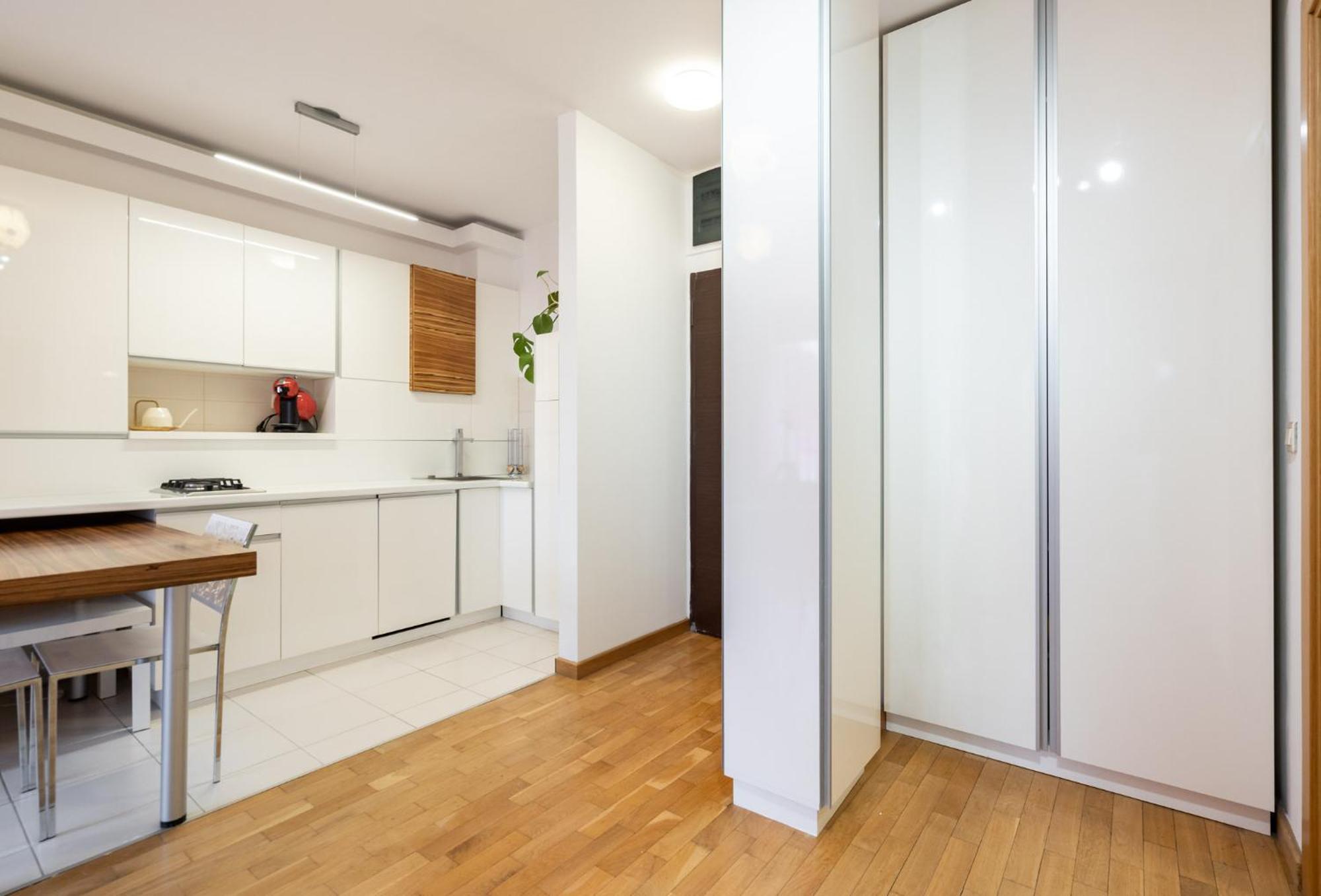Lazynest - Modern With Parking & Balcony Apartment