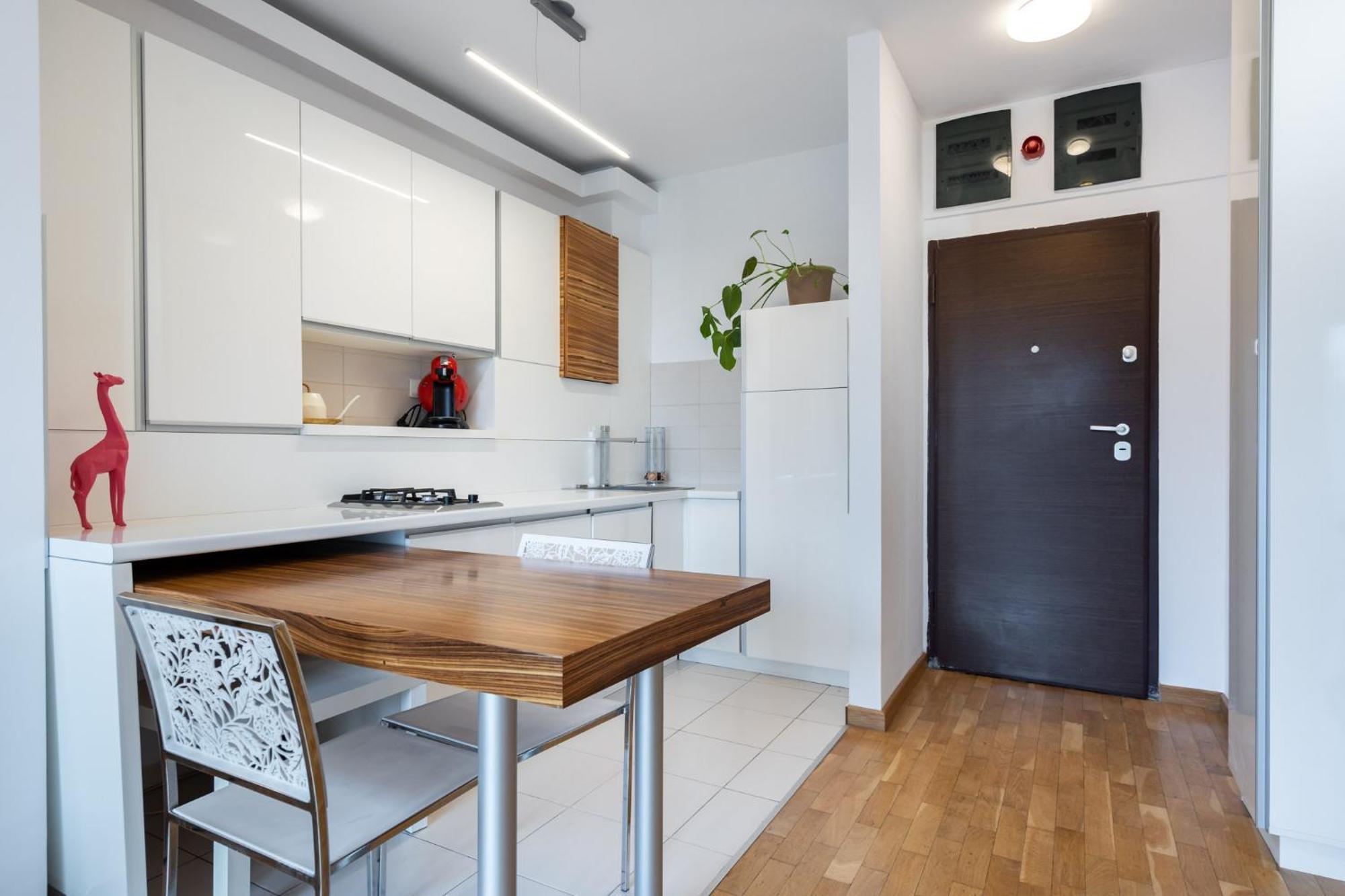 Lazynest - Modern With Parking & Balcony *